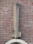 Betonnen ornament boven de voordeur.
<br/>
Gert-Jan Lobbes, 2018